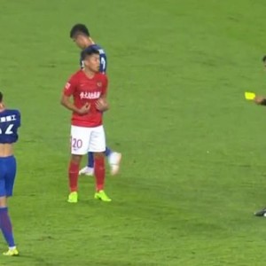  边路快马突破，单骑闯关上演帽子戏法