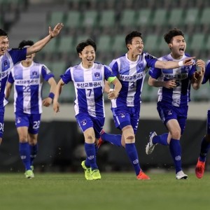  足协杯冷门迭爆，业余球队创造历史佳绩  