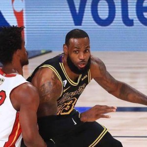  热火巴特勒强硬突破造犯规罚球制胜