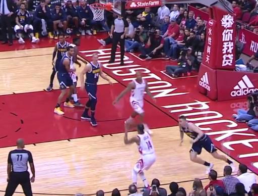  球迷助威声震天，主场氛围助力球队