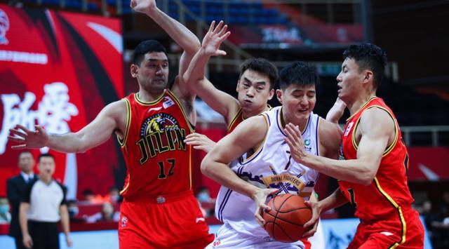  CBA焦点战，辽宁男篮逆转浙江豪取连胜