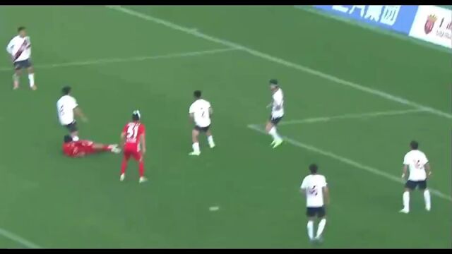  裁判判罚引争议，赛后复盘聚焦热点