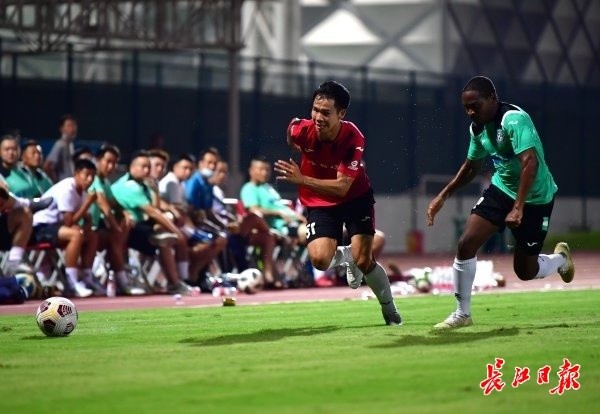  门将神勇发挥，力保球门不失夺胜