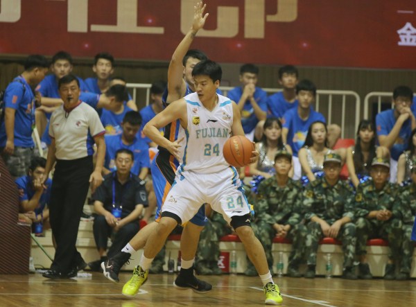  广东宏远快攻如潮大胜四川金强男篮