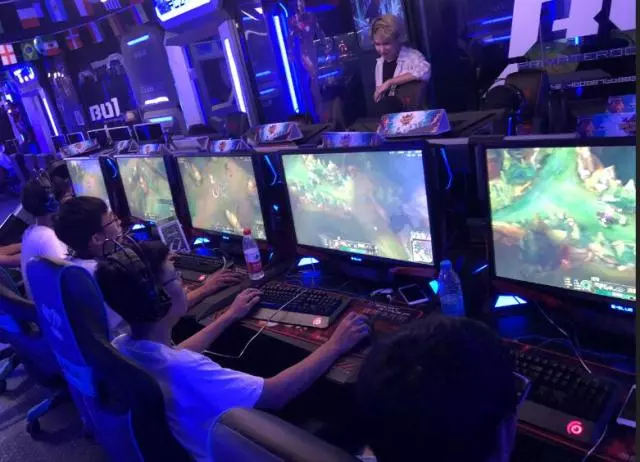  电竞解说激情澎湃点燃赛场氛围