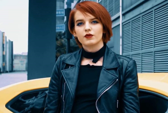  电竞女选手破纪录，巾帼不让须眉男