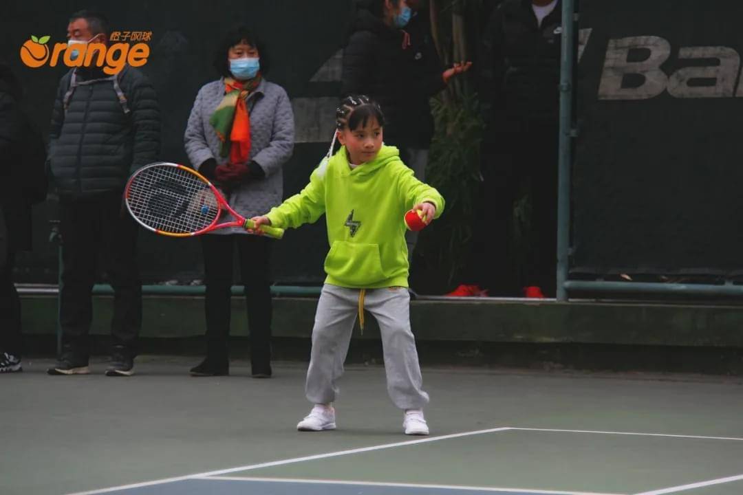  网球进校园活动启动，专业教练指导少年基础训练  