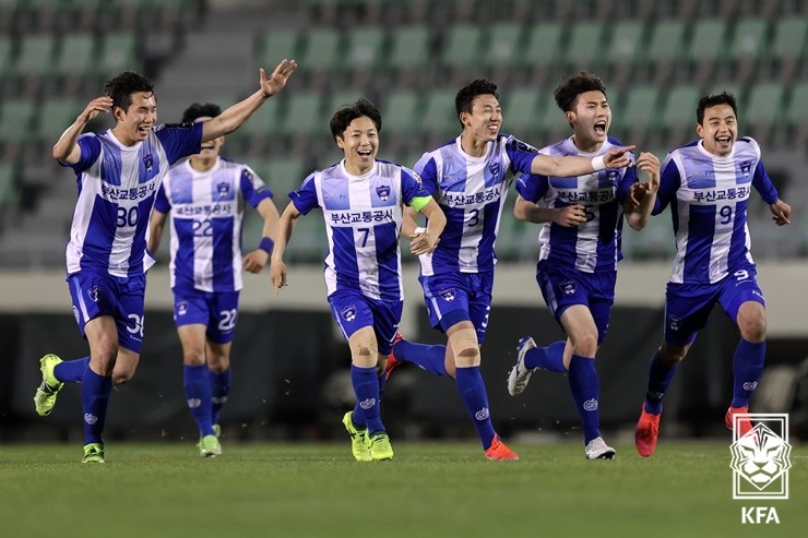  足协杯冷门迭爆，业余球队创造历史佳绩  