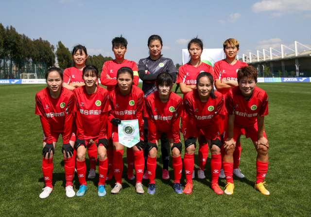  女足姑娘创历史，首次捧起洲际奖杯