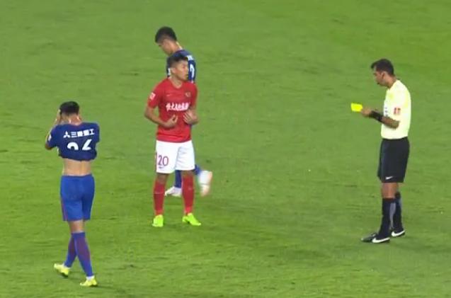  边路快马突破，单骑闯关上演帽子戏法